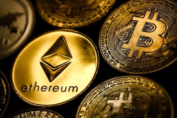 قیمت بیت‌کوین و اتریوم امروز یکشنبه ۳۰ فروردین 1404/ کاهش قیمت بیت‌کوین