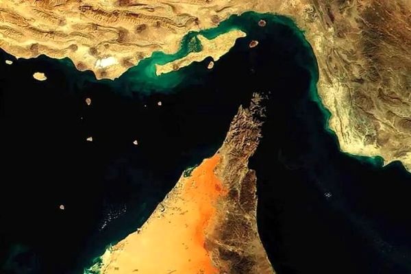 عبور دو کشتی هندی از تنگه هرمز