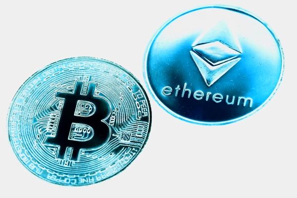 قیمت بیت‌کوین و اتریوم امروز شنبه ۵ اردیبهشت ۱۴۰۵/ کاهش قیمت بیت‌کوین