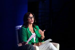 زن پرحاشیه نزدیک به ترامپ از او جدا شد